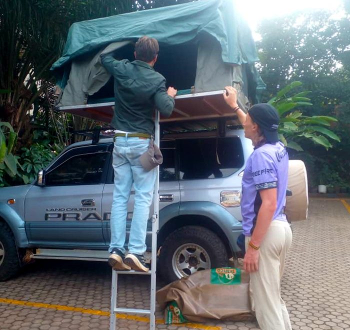 toyota-land-cruiser-tx-with-rooftop-tent