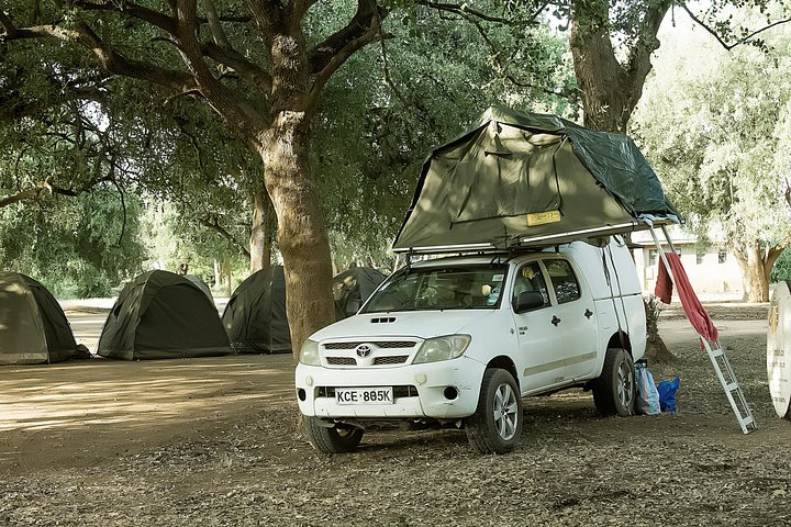 Rent a 4×4 Toyota Land Cruiser with Rooftop Tent in Kenya Rent a 4x4 Toyota Land Cruiser with Rooftop Tent in Kenya